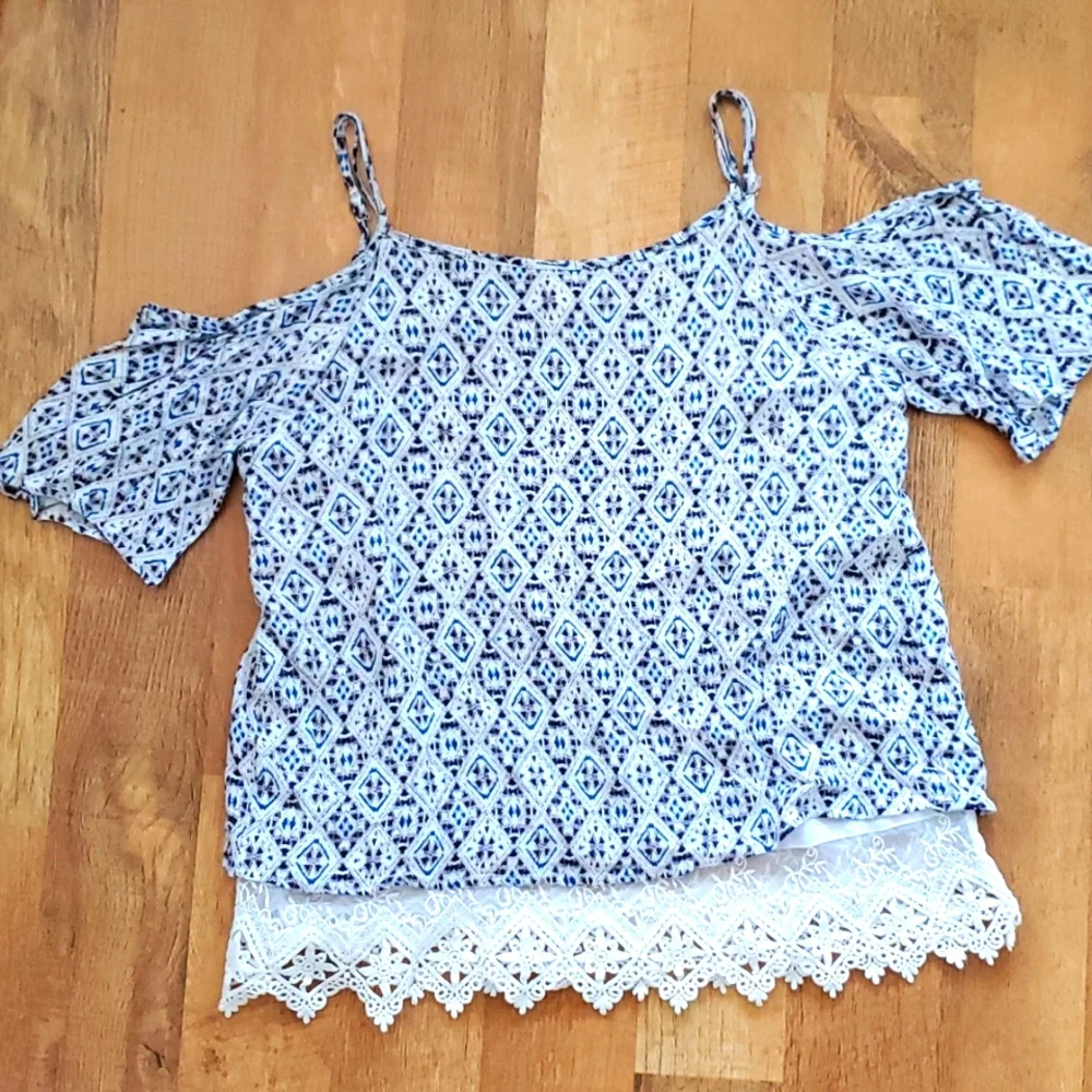 Skies Are Blue Womans Langlock Navy Cold‎ Shoulder Tribal Flowy Top Size Medium